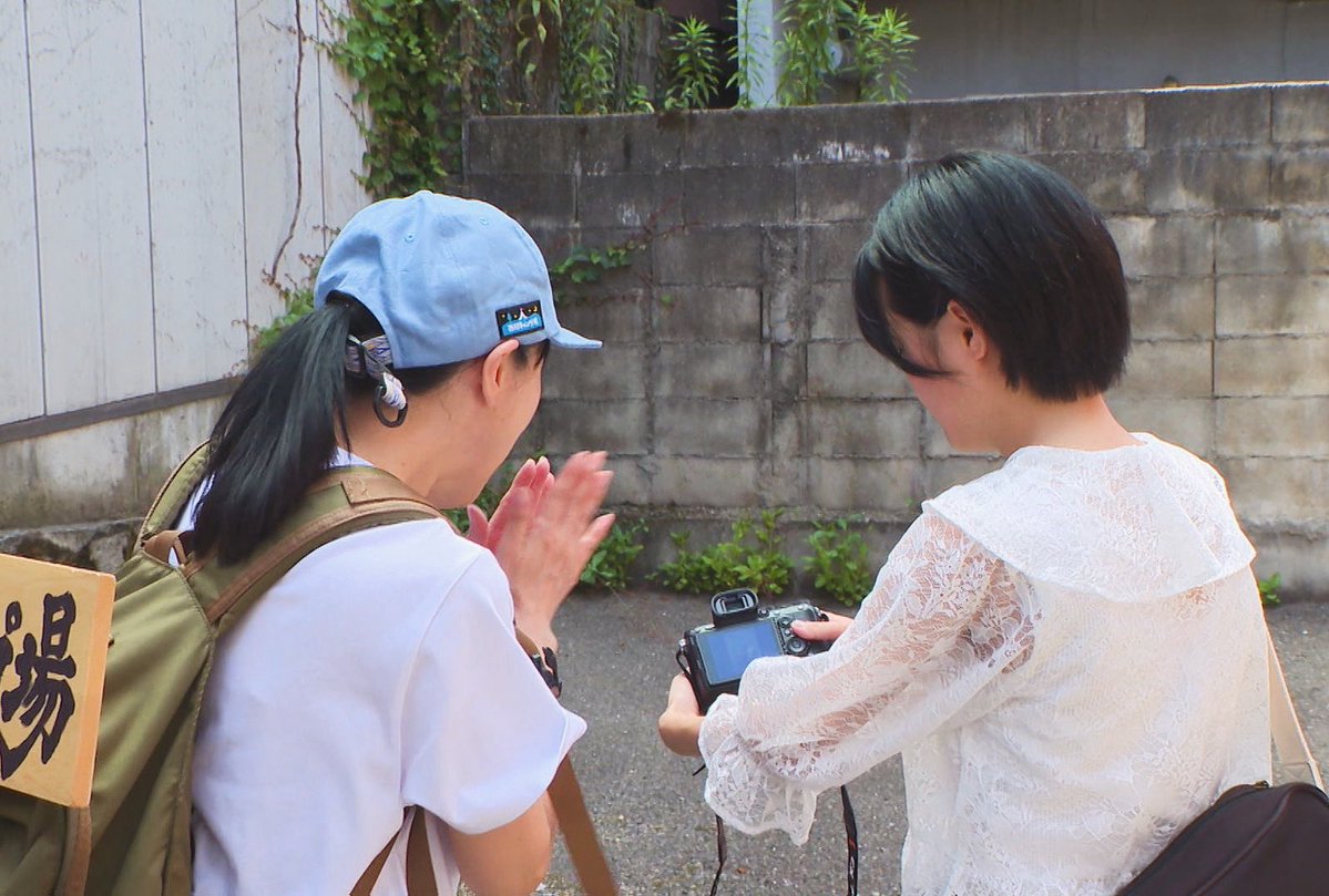 tss_nishimura's tweet image. カメラ女子に遭遇📸
今週末26日(土)の『#西村キャンプ場』は尾道市でキャンプだホイ🏕️
商店街で食材探しを続けていると、カメラが趣味の仲良し2人組に出会います。
2人の写真のクオリティの高さに驚いた「西村さん」は、図々しいお願いをし始めて…?