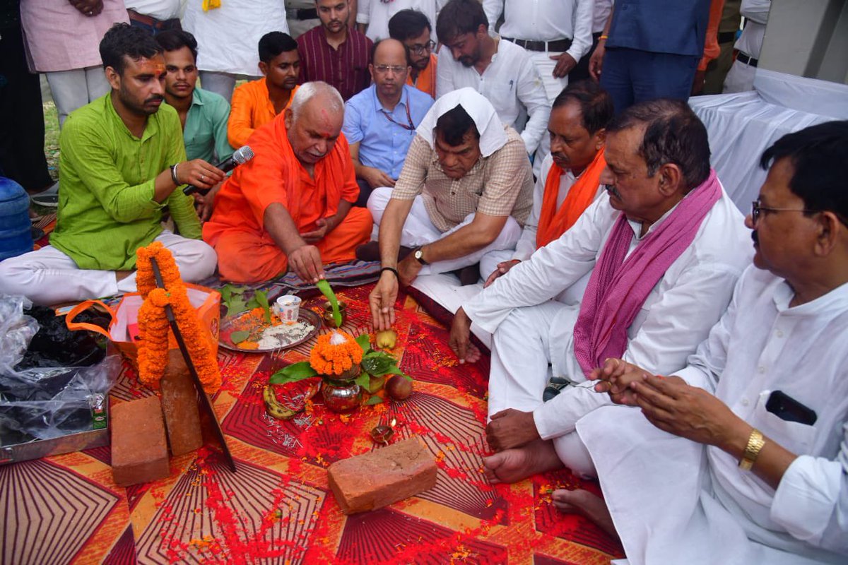 aksharmaBharat's tweet image. आज मऊ जिले के इंदारा जंक्शन रेलवे स्टेशन यार्ड स्थित सम्पार संख्या-04 इंदारा-अदरी की रेलवे क्रॉसिंग पर रूपया 65 करोड़ के खर्च से बन रहे रेलवे ओवरब्रिज का भूमिपूजन कर उपस्थित लोगों को संबोधित किया । 

इस ओवरब्रिज के निर्माण से मऊ और मधुबन क्षेत्र की लगभग 03 दशक पुरानी ट्रैफिक…