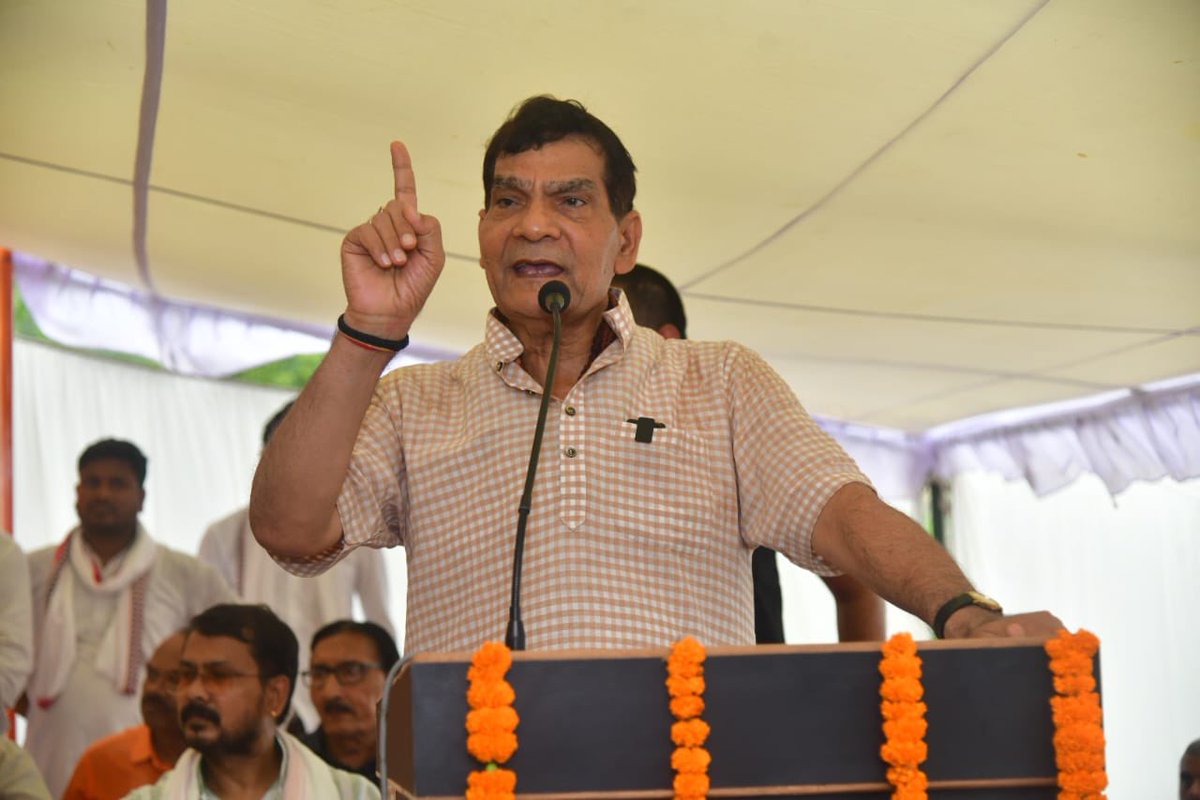 aksharmaBharat's tweet image. आज मऊ जिले के इंदारा जंक्शन रेलवे स्टेशन यार्ड स्थित सम्पार संख्या-04 इंदारा-अदरी की रेलवे क्रॉसिंग पर रूपया 65 करोड़ के खर्च से बन रहे रेलवे ओवरब्रिज का भूमिपूजन कर उपस्थित लोगों को संबोधित किया । 

इस ओवरब्रिज के निर्माण से मऊ और मधुबन क्षेत्र की लगभग 03 दशक पुरानी ट्रैफिक…