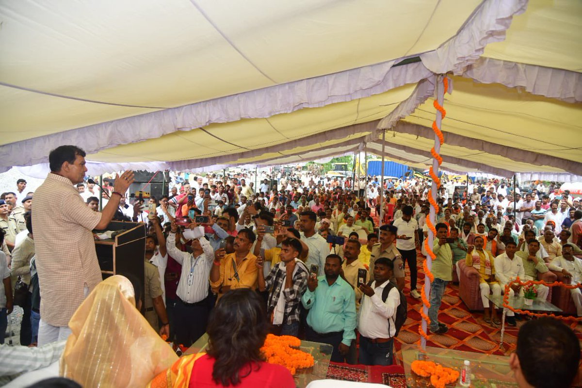 aksharmaBharat's tweet image. आज मऊ जिले के इंदारा जंक्शन रेलवे स्टेशन यार्ड स्थित सम्पार संख्या-04 इंदारा-अदरी की रेलवे क्रॉसिंग पर रूपया 65 करोड़ के खर्च से बन रहे रेलवे ओवरब्रिज का भूमिपूजन कर उपस्थित लोगों को संबोधित किया । 

इस ओवरब्रिज के निर्माण से मऊ और मधुबन क्षेत्र की लगभग 03 दशक पुरानी ट्रैफिक…