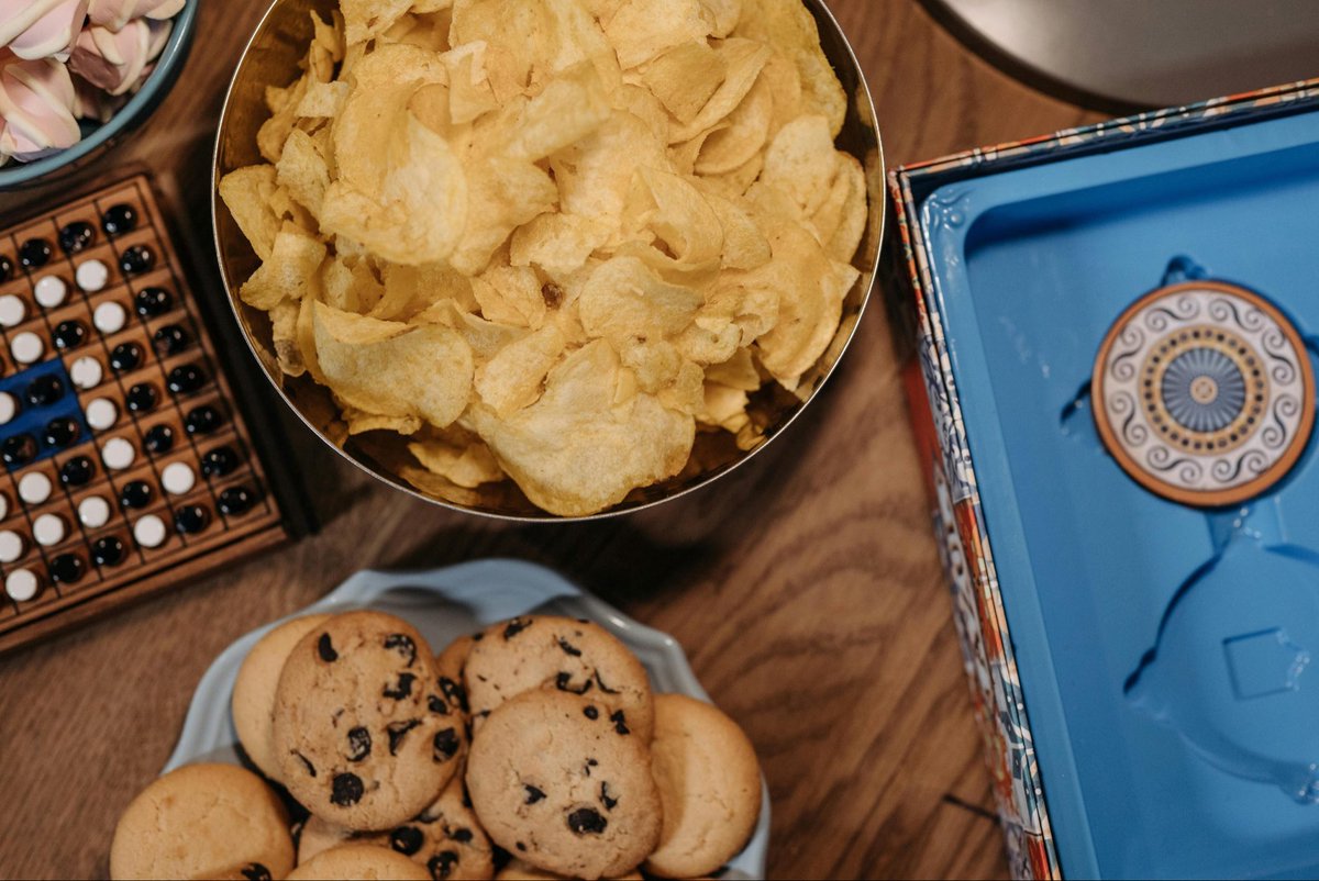 medhealthweekly's tweet image. Ultra-processed foods are significantly contributing to the #chronicdisease epidemic. 

It's estimated that around 70% of #packaged products in the #US food supply fall into the #ultraprocessed
category, with #children deriving over 60% of their #calories from these foods.