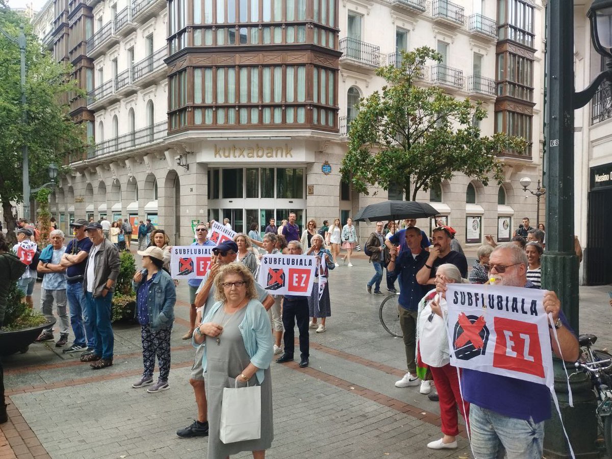 CCOOeuskadi's tweet image. Lamiakoko ibai azpiko tunela eraikitzearekin ados ez gaudelako, momentu honetan @subflubialaez ekimenaren elkarretaratzean parte hartzen ari gara @Bizkaia Foru Aldundiaren aurrean.
#MugikortasunJasangarria behar du langileriak!