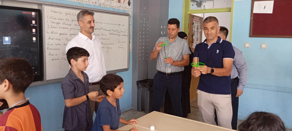 toroslarmem's tweet photo. İlçe Milli Eğitim Müdürümüz Sayın Kaan Aydemir ve Şube Müdürü Yusuf Cice, Bahriye İlkokulu ve Şehit Ahmet Yıldırım Ortaokulu’nda Hayrat Vakfı tarafından verilen yaz kurslarını ziyaret etti.
@tcmeb
@Yusuf__Tekin 
@valiatillatoros
@Sogukpinar023
@fazilet_durmus
@kaanaydemir_33 https://t.co/R6D3P7pFeN