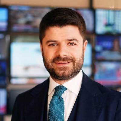 THY Basın Müşaviri Yahya Üstün, basın müşavirliği birimini İletişim Başkanlığı olarak yeniden yapılanmasını sağladı.

Böylelikle ilk başkan da kendisi oldu ve maaşı en az bir milyon oldu. Rakamla da şöyle yazılıyor. 1.000.000 

Kaç asgari ücret ediyor siz hesaplayın.

Ha