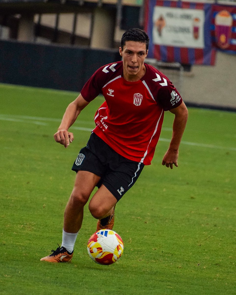 CD_Eldense's tweet image. 🌦️ Lluvia y ⚽️ fútbol 🟰 💙❤️