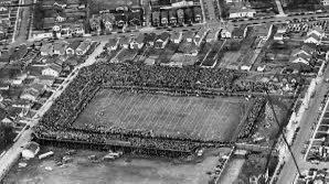 TropicsCards's tweet image. Day 5: The Cards find a new home!
Did you know Louisville use to play in a highschool stadium? While technically yes, it’s a little of a disingenuous statement.
Up until 1957 Louisville played a Manual stadium. It was the perfect environment for Louisville football at the time…