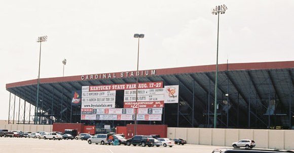 TropicsCards's tweet image. Day 5: The Cards find a new home!
Did you know Louisville use to play in a highschool stadium? While technically yes, it’s a little of a disingenuous statement.
Up until 1957 Louisville played a Manual stadium. It was the perfect environment for Louisville football at the time…