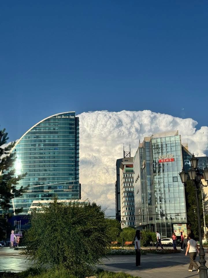 Sodoo_mgl's tweet image. Cumulonimbus бөөгнөрсөн үүлс нь аварга том, багана хэлбэртэй, босоогоороо хуралдсан аянга, дуу, хуй салхи, мөндөр, аадар бороо зэргийг үүсгэдэг үүлс юм. Ийм үүл нь дулаан, чийгтэй агаар дээш хөөрч, агаар мандлын дээд давхаргад хүрэхэд хөрч, конденсацлагдан ийм үүл үүснэ.