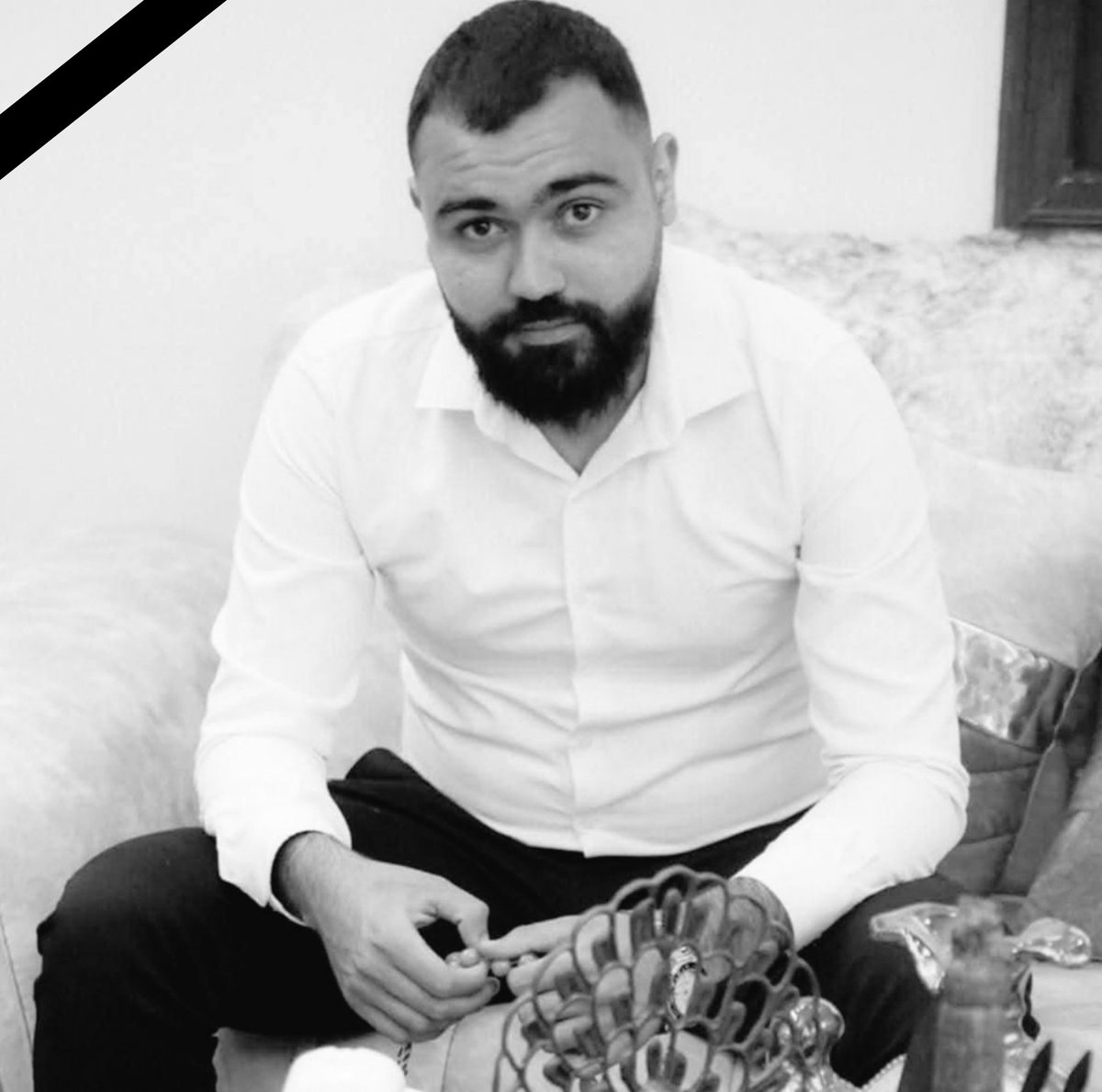 A510Mr's tweet image. مراسل شام TV في طرطوس: تشييع حاشد للشاب أحمد خضور الذي قتل ضربا بأعقاب البنادق بسبب رفضه "العواء" على حاجز قرية كرتو في #طرطوس يوم أمس