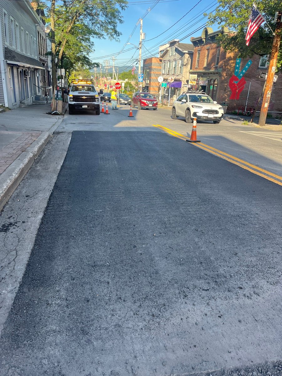 NYSDOTHV's tweet image. From cracked and uneven to smooth and even... crews from our Highland yard made extensive repairs to the surface along Rt 299 in the Village of New Paltz.
Please slowdown and pay attention in work zones so our crews can continue this great work each and every day!
#SafetyFirst