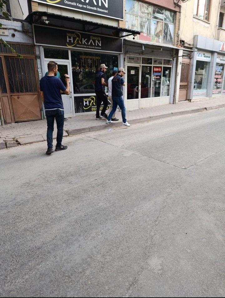 tanertimurr's tweet image. Bu sabah Zebo Kadirova&apos;nın eşi Asomiddin Boltaev de gözaltına alındı. Biz çocuklarından uzak kalan anne Kadirova&apos;nın serbest bırakılması için mücadele verirken şimdi de babayı aldılar. 

Bunun adı zalimliktir. Kadirova ve Boltaev&apos;i serbest bırakın, çocuklarına kavuşsunlar.