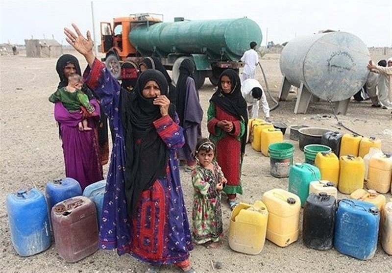 RezgarBahary's tweet image. در بسیاری از مناطق شهری و روستاییِ بلوچستان، ملت بلوچ نە تنها آب ندارد بلکه لولەکشی برای آب آشامیدنی هم ندارند.
اخیراً بیکفایتی حکومت ایرانی باعث شده تا پایتختشان(تهران)، با معضل کمبود آب مواجه شود. تمام رسانەهای فارسیگوی هم بسیج شدەاند تا آنرا محدب کنند، چراکه پایتختنشین…