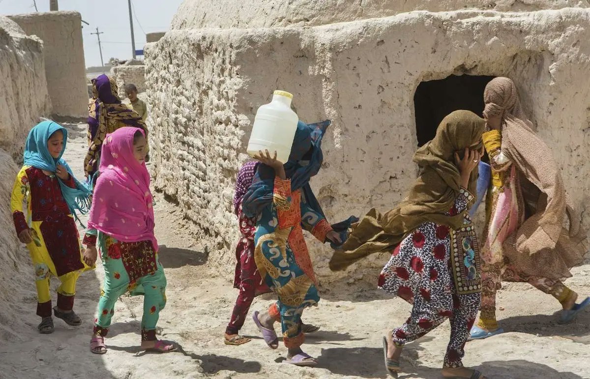 RezgarBahary's tweet image. در بسیاری از مناطق شهری و روستاییِ بلوچستان، ملت بلوچ نە تنها آب ندارد بلکه لولەکشی برای آب آشامیدنی هم ندارند.
اخیراً بیکفایتی حکومت ایرانی باعث شده تا پایتختشان(تهران)، با معضل کمبود آب مواجه شود. تمام رسانەهای فارسیگوی هم بسیج شدەاند تا آنرا محدب کنند، چراکه پایتختنشین…