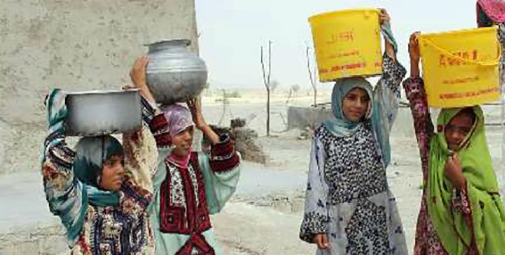 RezgarBahary's tweet image. در بسیاری از مناطق شهری و روستاییِ بلوچستان، ملت بلوچ نە تنها آب ندارد بلکه لولەکشی برای آب آشامیدنی هم ندارند.
اخیراً بیکفایتی حکومت ایرانی باعث شده تا پایتختشان(تهران)، با معضل کمبود آب مواجه شود. تمام رسانەهای فارسیگوی هم بسیج شدەاند تا آنرا محدب کنند، چراکه پایتختنشین…