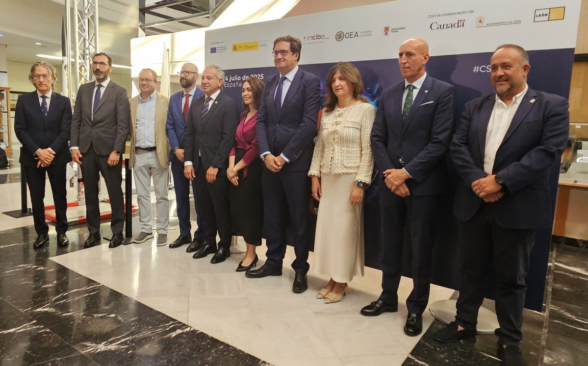 unileon's tweet image. 🔐La ULE, epicentro de la ciberseguridad internacional con la clausura del #CybersecuritySummerBootCamp de @INCIBE y @OEA_oficial , presidida por el ministro @oscarlopeztwit
@nuriagonalv_ULE reivindica la capacidad de crecer de León como polo estratégico de la mano de la ULE