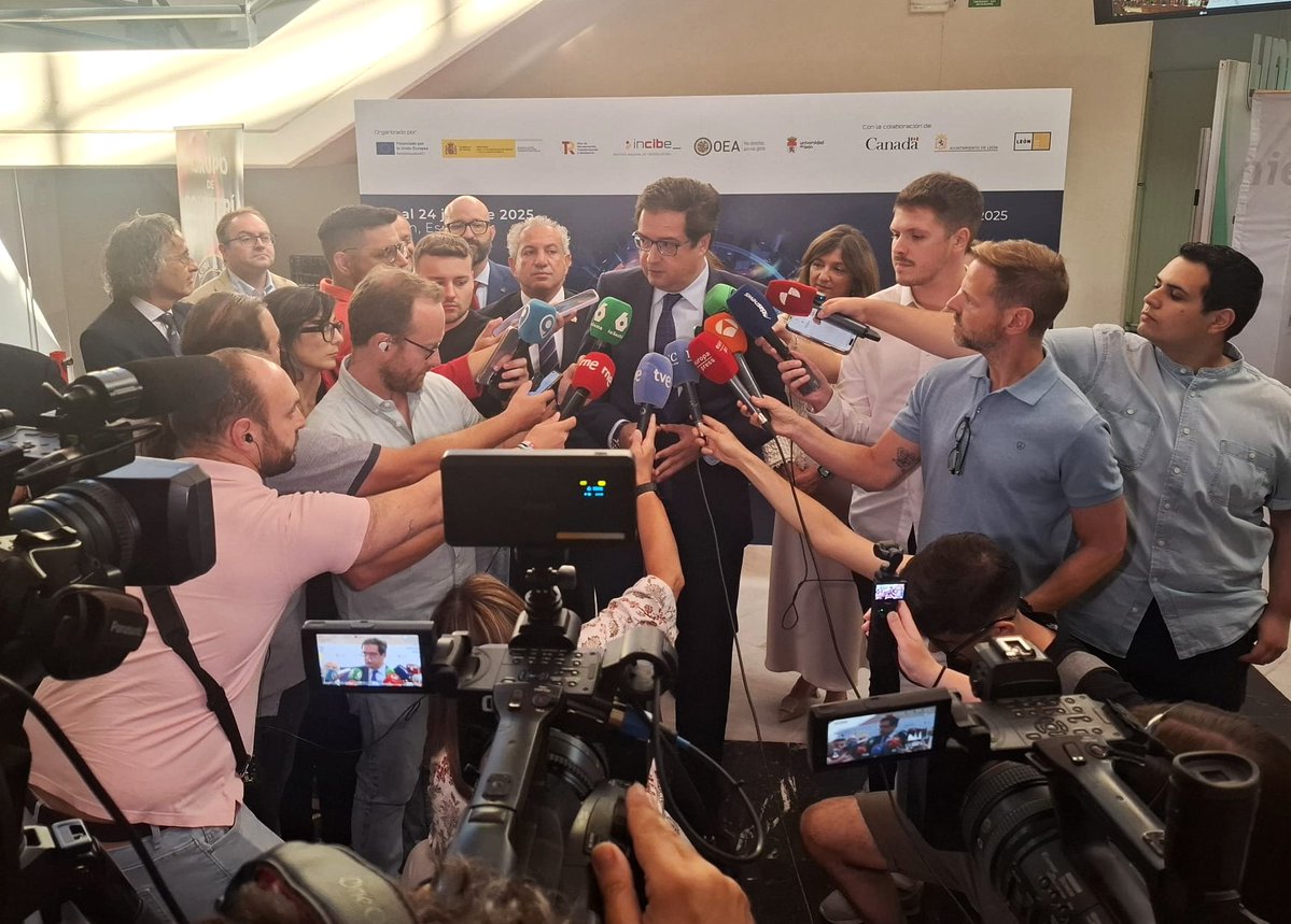 unileon's tweet image. 🔐La ULE, epicentro de la ciberseguridad internacional con la clausura del #CybersecuritySummerBootCamp de @INCIBE y @OEA_oficial , presidida por el ministro @oscarlopeztwit
@nuriagonalv_ULE reivindica la capacidad de crecer de León como polo estratégico de la mano de la ULE