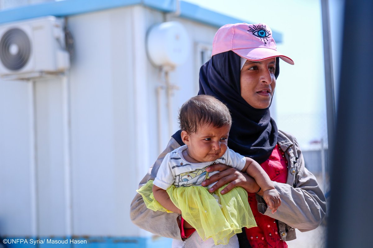 SyriaUnfpa's tweet image. 🟠 After 8 years in #Areesheh, Rawaa and her family return to Deir Ezzor despite the damage.
#UNFPA continues support with mobile clinics.
#DignityInReturn #Syria