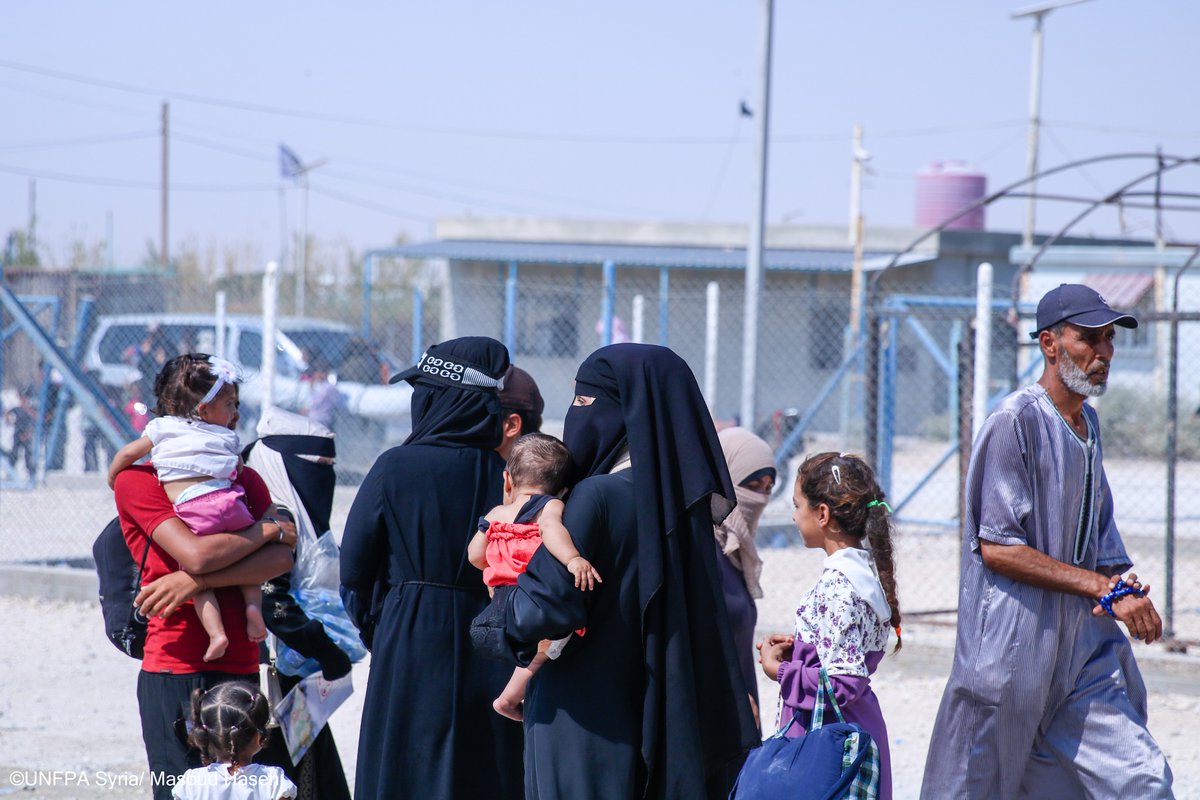 SyriaUnfpa's tweet image. 🟠 After 8 years in #Areesheh, Rawaa and her family return to Deir Ezzor despite the damage.
#UNFPA continues support with mobile clinics.
#DignityInReturn #Syria
