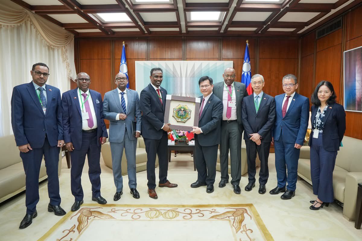 chia_lung's tweet image. Glad to welcome @min_abdirahman, Foreign Minister of #Somaliland, to #Taiwan. As the first cabinet member to visit since the new government took office, his trip reaffirms our strong partnership. We will keep deepening ties, from education to maritime security.