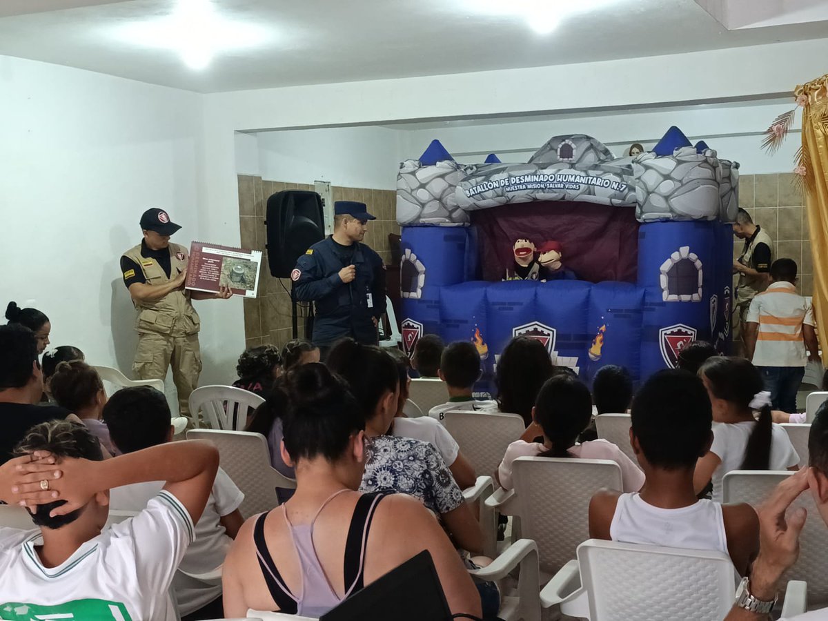 Ingenieros_EJC's tweet image. 💥 ¡Cuidar la vida es responsabilidad de todos! 💥
Facilitadores del Batallón de Ingenieros de Desminado Humanitario N.º 7 continúan llevando su mensaje de prevención a las comunidades de #Antioquia, a través de:
📢 Entrega de volantes
🎤 Perifoneo
🎭 Presentaciones del show de…