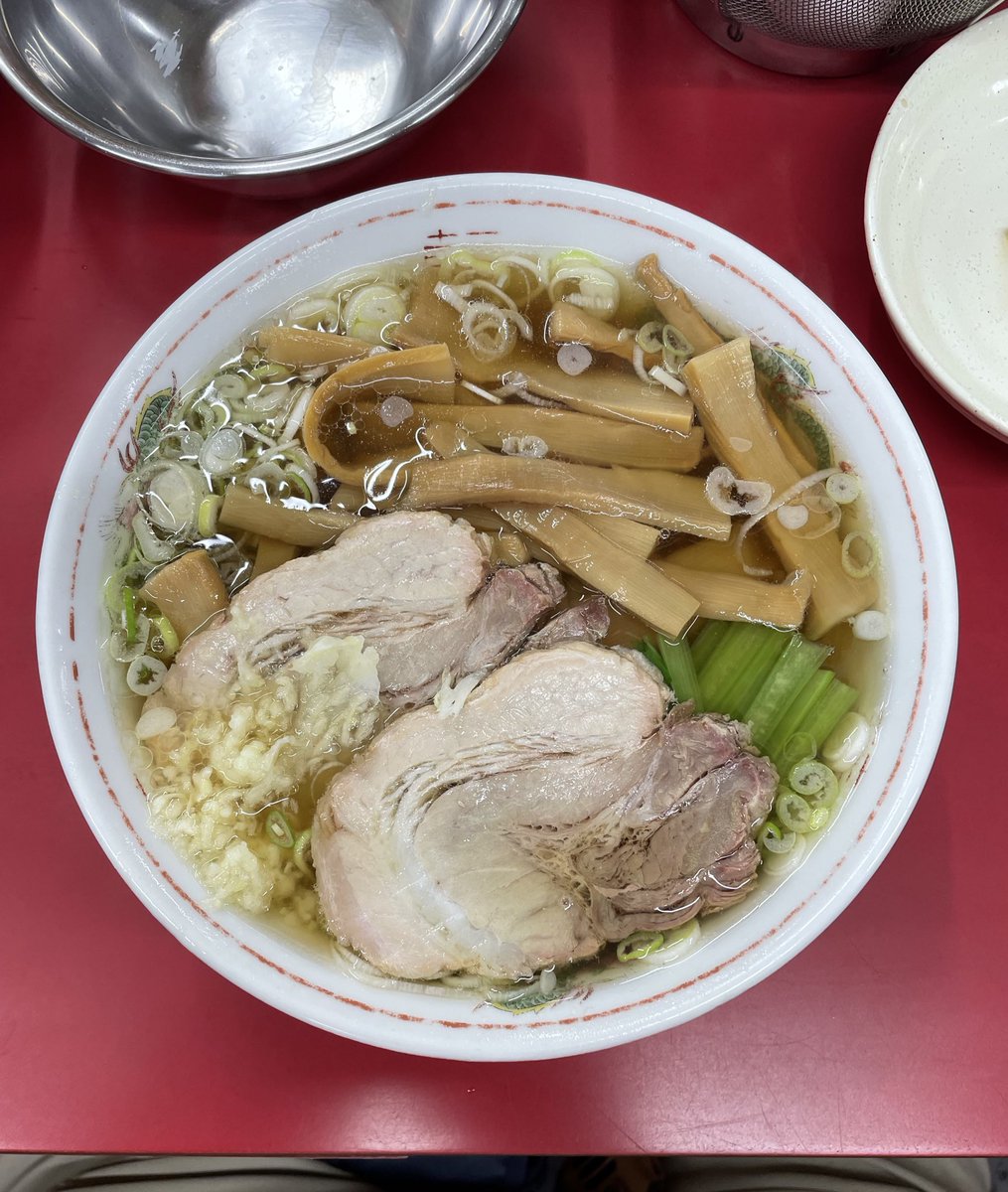 Legosw's tweet image. バリバリラーメン 新座
メンマラーメン にんにく入り
チャーシュー1枚追加
おでん 大根と玉子
久しぶりに来てみた
アルコール提供なし、ニンニク、ネギ多めが有料化など変わってたけど、油膜の張ったあっさり醤油ラーメンが美味しかった