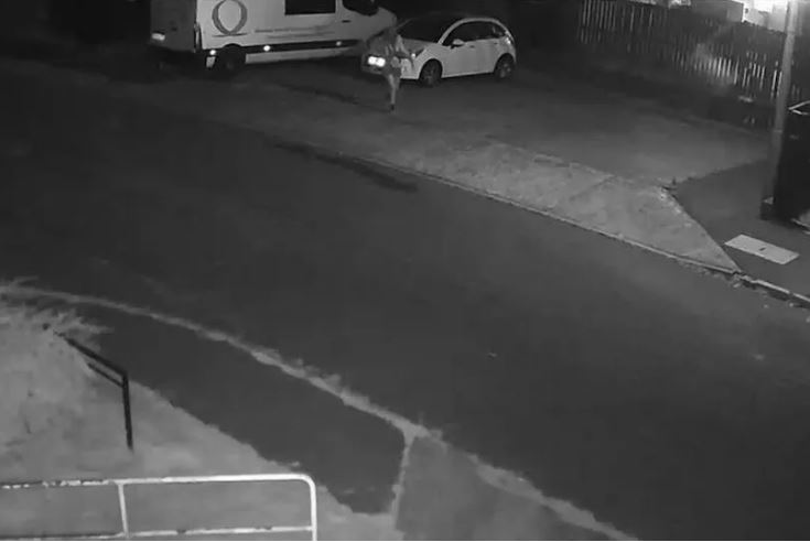 SwanseaOnline10's tweet image. A woman was filmed throwing a missile at a car windscreen in a driveway - crnch.it/dlKwq8Nk