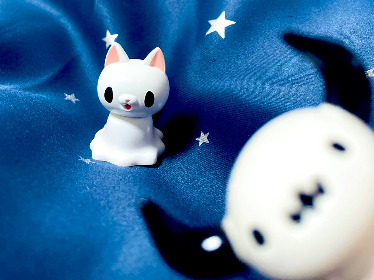 rayflo_pop's tweet image. ちしまこうのすけさんの液体になりつつある猫のガチャ見つけたーっ🐾
毎日暑くてほんとに溶けちゃいそう…🫠
猫ちゃんの写真撮影にぼんやり映り込もうとするボーかわいいww
 #液体になりつつある猫
#上の空怪獣ボー