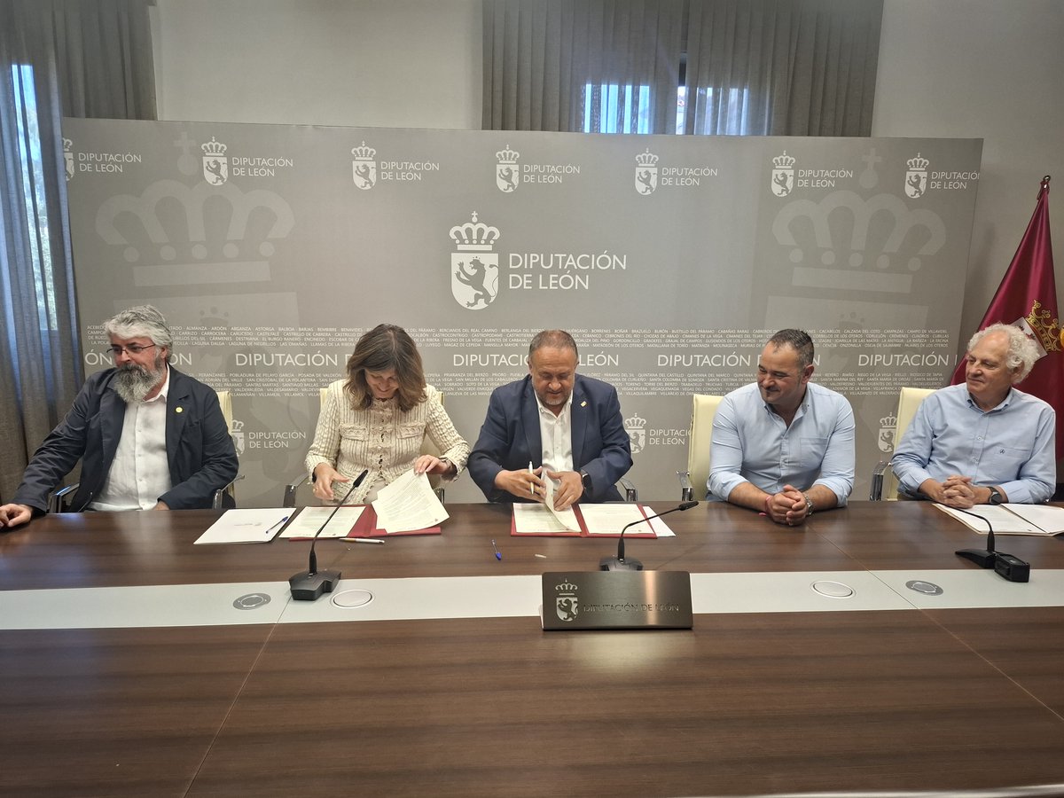 unileon's tweet image. 🤝 Hemos suscrito un convenio con @diputacionleon para impulsar la investigación y formación arqueológica con un convenio que permitirá estudiar valiosos fondos del @ilc_dipuleon
🏺 Estudiantes y docentes de la ULE trabajarán con materiales romanos de la villa de El Soldán