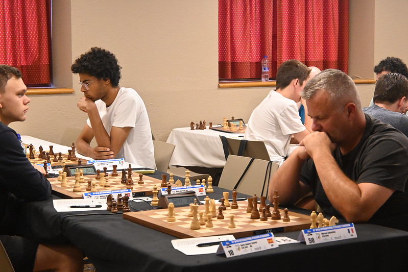 Només dos jugadors aconsegueixen la victòria després de la ronda 5 del #andorrachessopen. Els GM’s Shimanov i Sumets al capdavant amb 4½. A les 16:00h inici de la ronda 6 amb la partida entre ells com plat fort de la jornada! open.escacsandorra.com/2025/07/23/and…