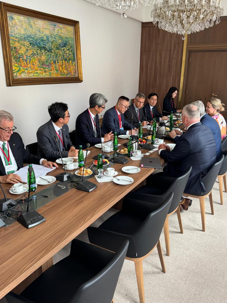 KarelHavlicek_'s tweet image. Česko se musí stát evropským jaderným hubem - velké bloky, SMR projekty a jaderné úložiště. To jsem dnes sdělil prezidentovi KHNP, se kterým se potkávám pravidelně. Představil jsem mu vizi propojení hlavních dodavatelů do jádra s menšími firmami, plán na zapojení startupů,…