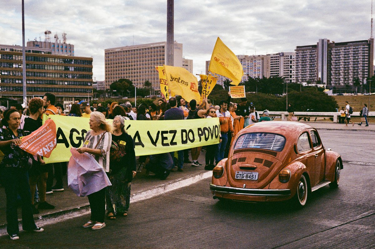 marcogomes's tweet image. 36 fotos com câmeras de +40 anos nas manifestações no plano piloto & em celebrações nas quebradas: a Luta no DF open.substack.com/pub/marcogomes…