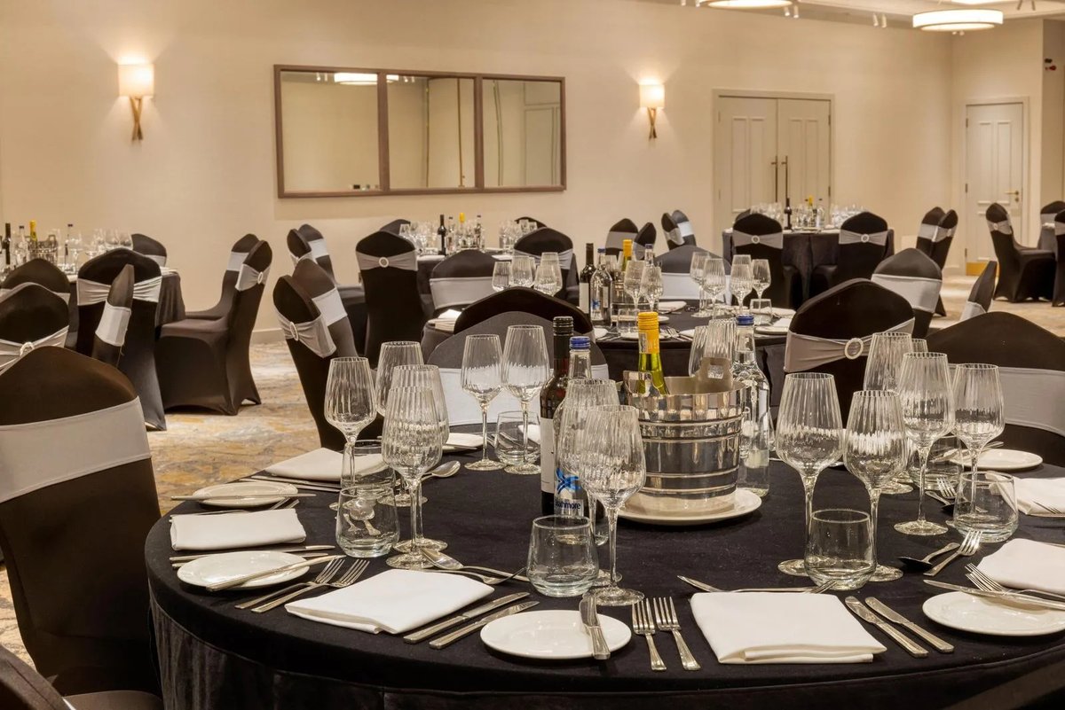 Just 5 mins from Euston, The Memoir Club is a newly refurbished 4⭐ boutique hotel in Bloomsbury with 100 stylish rooms, high-spec hybrid meeting spaces for up to 300 guests, onsite gym, and bespoke catering. bit.ly/4ogTswv #LondonEvents #BoutiqueHotel #MeetingVenue