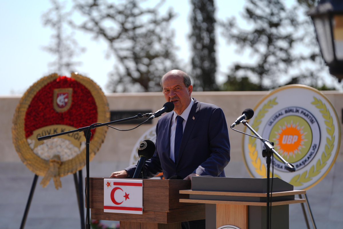 KKTCCB's tweet image. Cumhurbaşkanı @ErsinrTatar , Milli mücadele yıllarında Beyarmudu’nda şehit düşen 6 kişi için düzenlenen anma törenine katıldı
“Bağımsızlık ve özgürlükten ödün verilmeyecek”
kktcb.org/tr/cumhurbaska…
