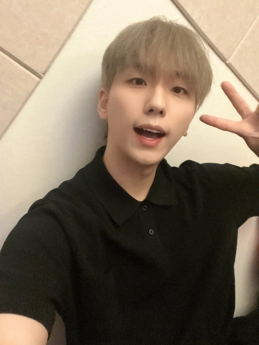gunilbbl's tweet photo. 💌 9.41PM

I forgot to take a selfie at the work so I took one at the dorm instead ㅎㅎ

Thank you so much to all the Villains for watching my birthday live ㅎㅎ https://t.co/mNwes5Cc49