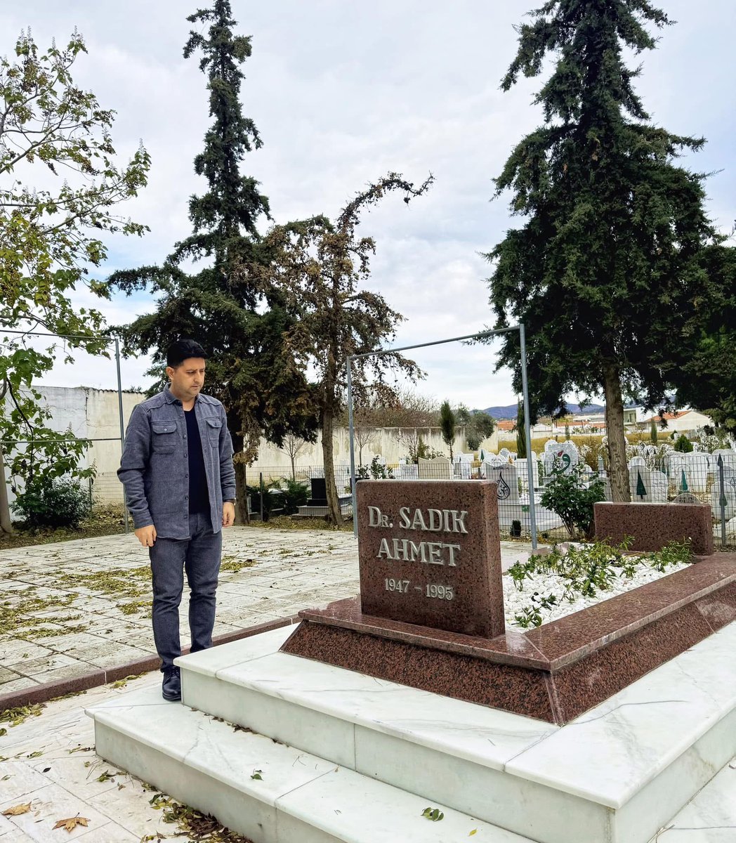 "BATI TRAKYA TÜRKLERİ"NİN 
HAK VE ÖZGÜRLÜKLERİ İÇİN VERDİĞİ MÜCADELE İLE TANINMIŞ BİR TIP DOKTORU VE SİYASETÇİ; ŞEHİT DR. SADIK AHMET'İ ŞEHADETİNİN 30. YIL DÖNÜMÜNDE MİNNET VE SAYGIYLA ANIYORUM.

#DrSadıkAhmet
#BatıTrakyaTürkleri