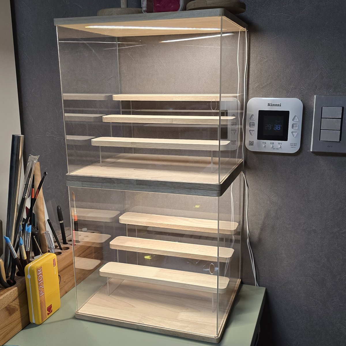 ...??? 10분만에 뚝딱.. 완전 멀쩡함.. 손만 대면 무너진다, 조립이 오래 걸림, 설명서가 없다 등등의 후기가 있었는데 어.. 이거 설명서가 필요한.. 그런 조립이..아님...

무조건 무너진다는 분들께 하고싶은 말 :
호모사피엔스여 혹시 조립할 때 "고무망치"라는 도구를 사용해보셨을까요