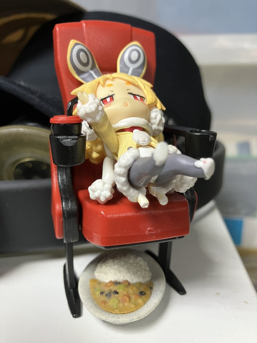 Jiete's tweet image. ダイソーで簡単な模型をいくつか買ってきたんだけど、映画館の椅子が妙にユニークで笑っちゃった