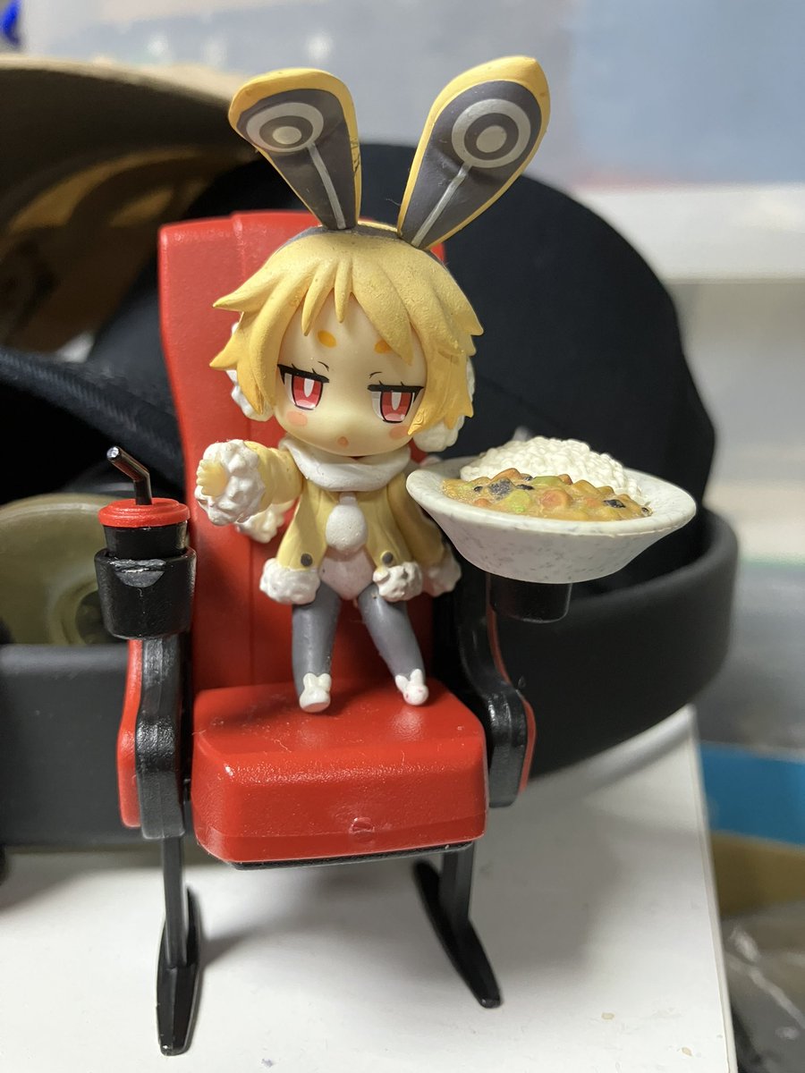 Jiete's tweet image. ダイソーで簡単な模型をいくつか買ってきたんだけど、映画館の椅子が妙にユニークで笑っちゃった
