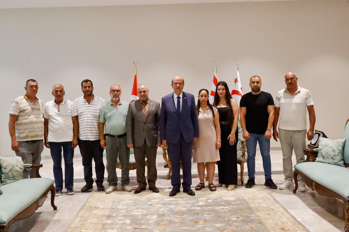 KKTCCB's tweet image. Cumhurbaşkanı @ErsinrTatar , Mehmet Yayar başkanlığındaki KKTC Yurtseverler Derneği heyetini kabul etti
kktcb.org/tr/cumhurbaska…