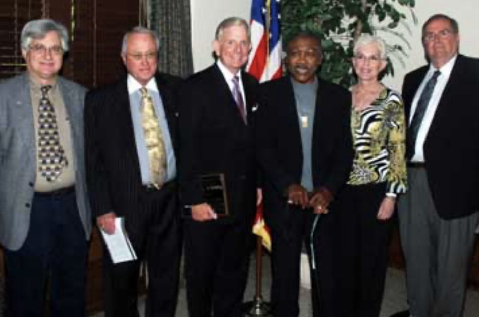 MitoSenseInc's tweet image. Late Boxing Champ Smokin’ Joe Frazier w/medical pioneer &amp;amp; MitoSense founder, Dr. Bob Elliott, &amp;amp; friends.

The Champ was a fan of Dr. Elliott’s work.

His early mitochondria research is now paving the way for treatments for ALS, Parkinson’s, Alzheimer’s &amp;amp; TBI. #ThrowbackThursday