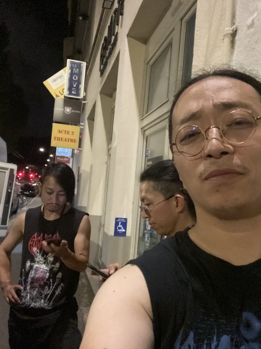 昨晩のライブにて。
全員順調に髭が生えてきました。