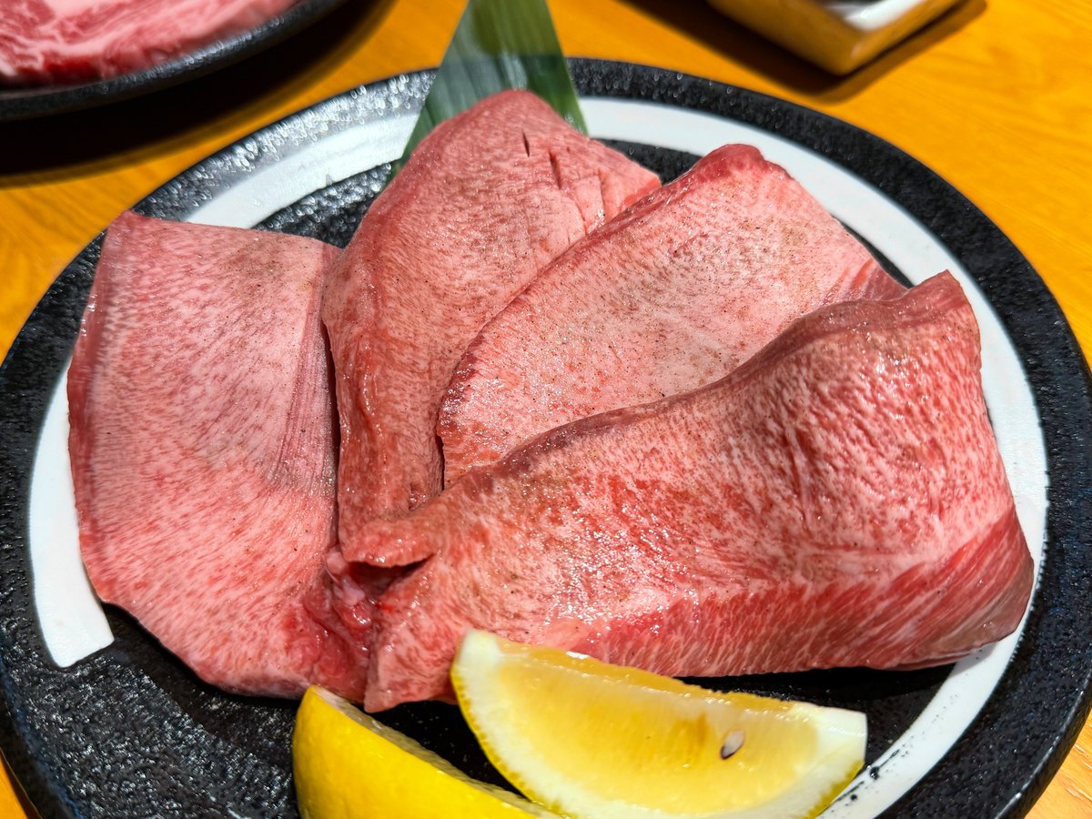 muni_gurume's tweet photo. 【焼肉力丸】
@池袋駅から徒歩1分

和牛焼肉が思う存分食べ放題のお店。
一度も冷凍していない新鮮な生タンを含む種類豊富なお肉を好きなだけ楽しめる夢のような空間！肉寿司やハラミ、上ロースといった人気部位やシメのビビンバ等も食べ放題です！#PR https://t.co/1AQGxq2awN