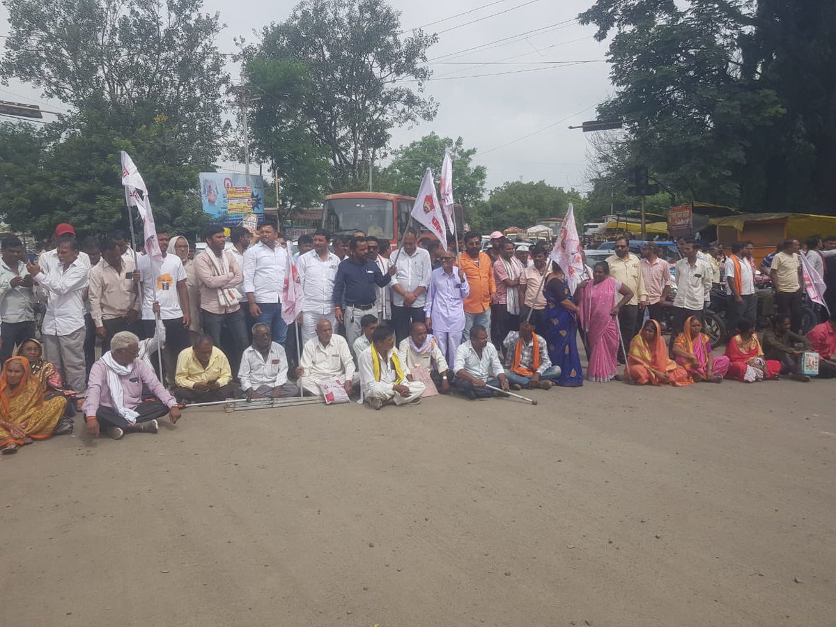 RealBacchuKadu's tweet image. वाशीम पुसद नाका येथे चक्काजाम करण्यात आले