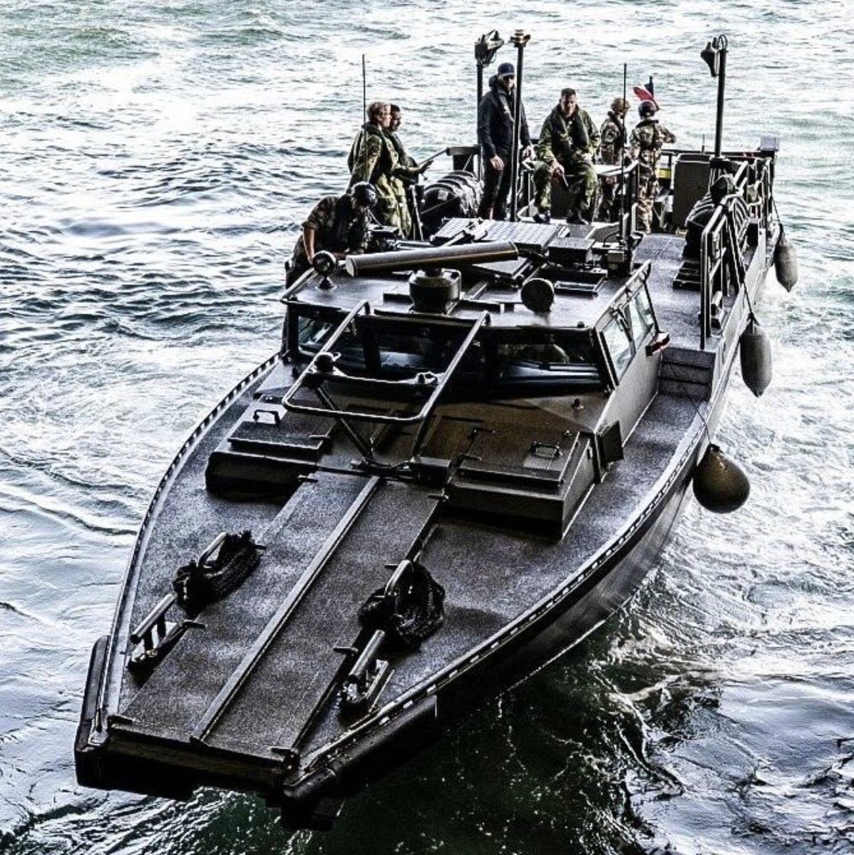 OTAN_FR's tweet image. Une histoire d’unité 🇫🇷🇸🇪
Des marins français et suédois font équipe pour évaluer des navires d’attaque rapide suédois mis à l’eau depuis un porte-hélicoptères amphibie français
Les tests se déroulent en eaux douces, un tout nouvel environnement pour ces embarcations rapides !
