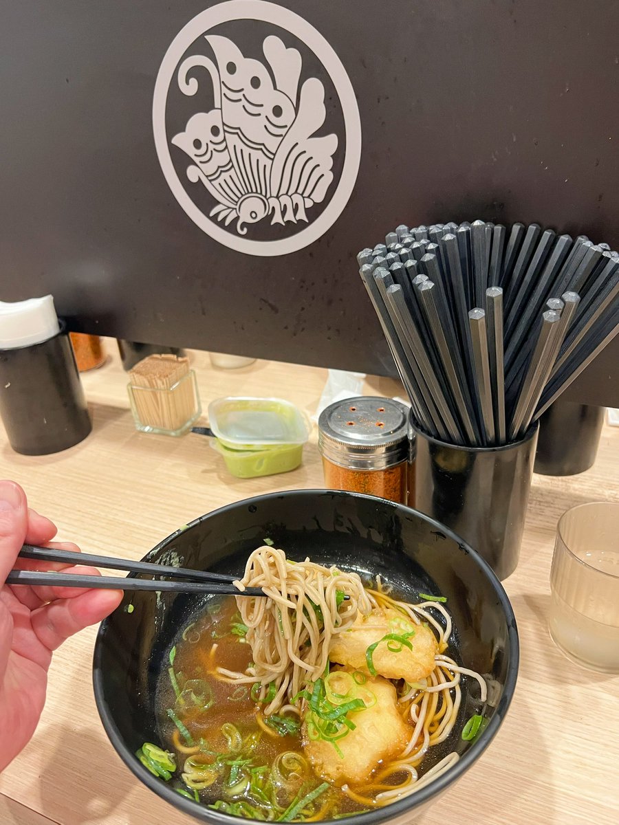 naoya_oshima666's tweet image. 遅くなったから、品川の駅の構内で立ち食い蕎麦。お⁈目の前に大島家と同じ家紋が😊
何だか嬉しかった♪
#丸に揚羽蝶 #大島家家紋 #吉利庵エキュート品川店