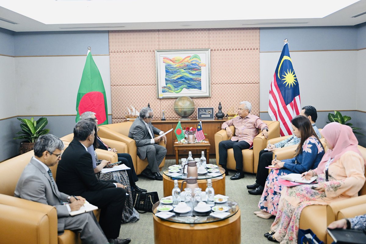 Secretary General of the Ministry of Foreign Affairs of Malaysia, Dato’ Sri Amran Mohamed Zin, received a courtesy call by Foreign Secretary of the Ministry of Foreign Affairs of Bangladesh, H.E. Asad Alam Siam. (1/3)
