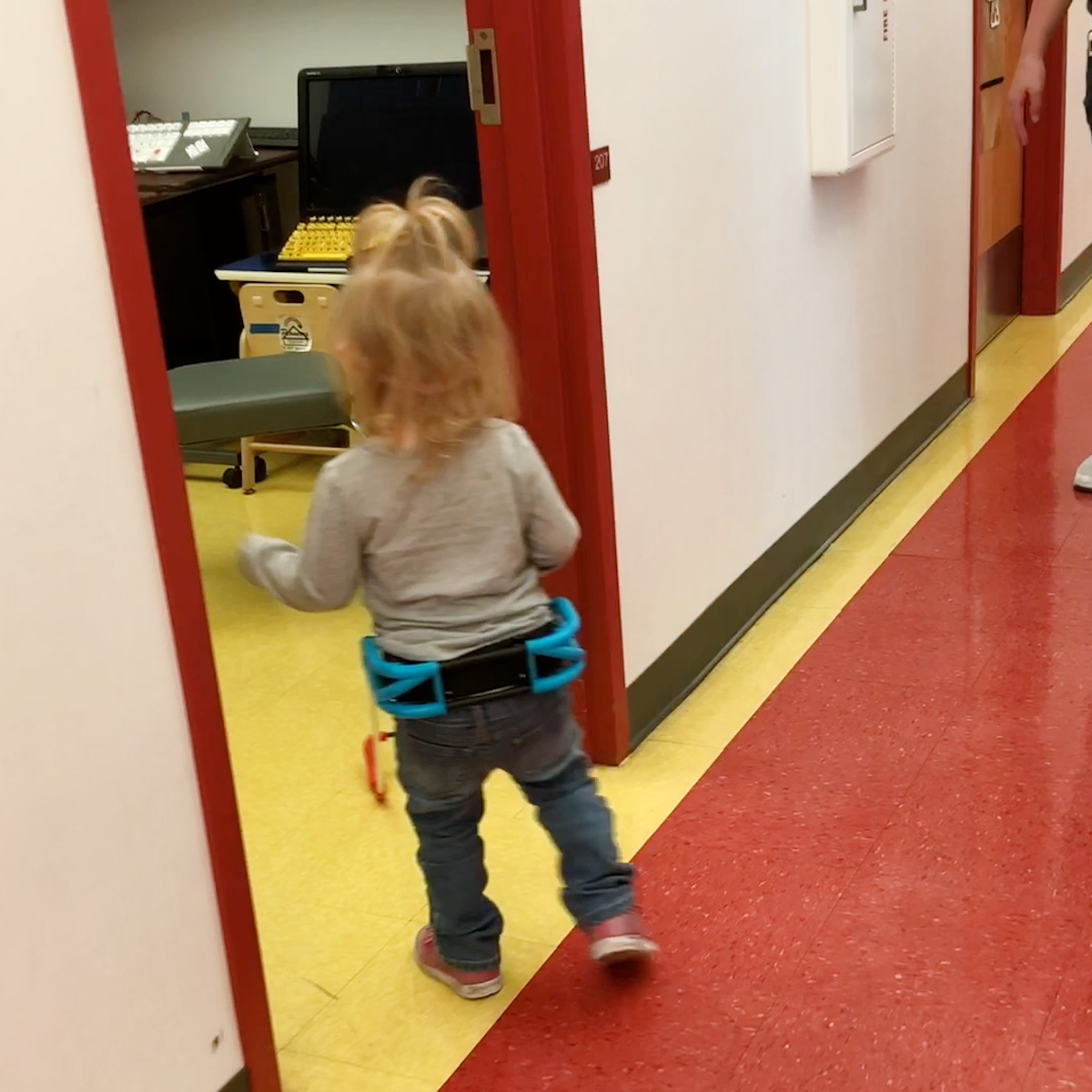 SafeToddles's tweet image. Discover how the Pediatric Belt Cane empowers children to reach their developmental milestones! 🌟 With innovative design, it assists visually impaired kids to navigate their surroundings  Learn more at wix.to/yScd71P #PediatricCare #MobilityAid #ChildDevelopment
