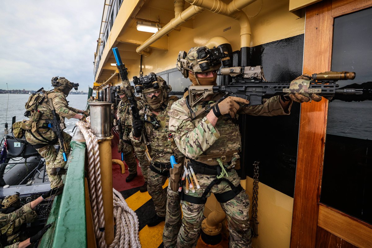 Royal Marines (@royalmarines) on Twitter photo Phantoms of the opera... 👻🗡️
#RoyalMarines from <a href="/42_commando/">42 Commando Royal Marines</a> swooped on a passenger ferry during joint anti-terrorism maritime operations training in front of the iconic Sydney Opera House during #TalismanSabre25.
Read more: royalnavy.mod.uk/news/2025/july… Phantoms of the opera... 👻🗡️
#RoyalMarines from <a href="/42_commando/">42 Commando Royal Marines</a> swooped on a passenger ferry during joint anti-terrorism maritime operations training in front of the iconic Sydney Opera House during #TalismanSabre25.
Read more: royalnavy.mod.uk/news/2025/july…