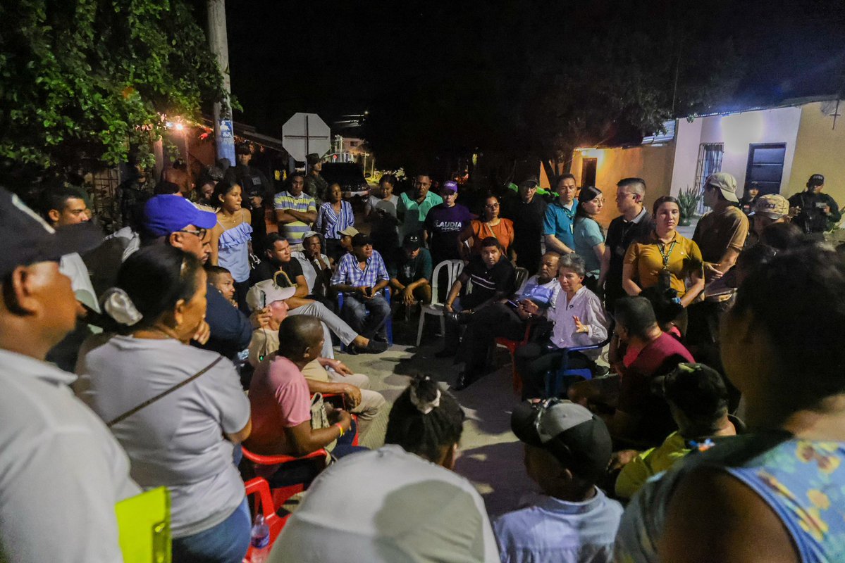 ClaudiaLopez's tweet image. Aunque en algunas regiones las protestas por el mal servicio de energía persisten, #LaImparable avanza.
¡Le ponemos la mejor actitud! 💪 En medio del camino, aprovechamos el espacio para constuir soluciones Imparables para nuestra región Caribe. 🇨🇴 ¡Cada obstáculo es una…