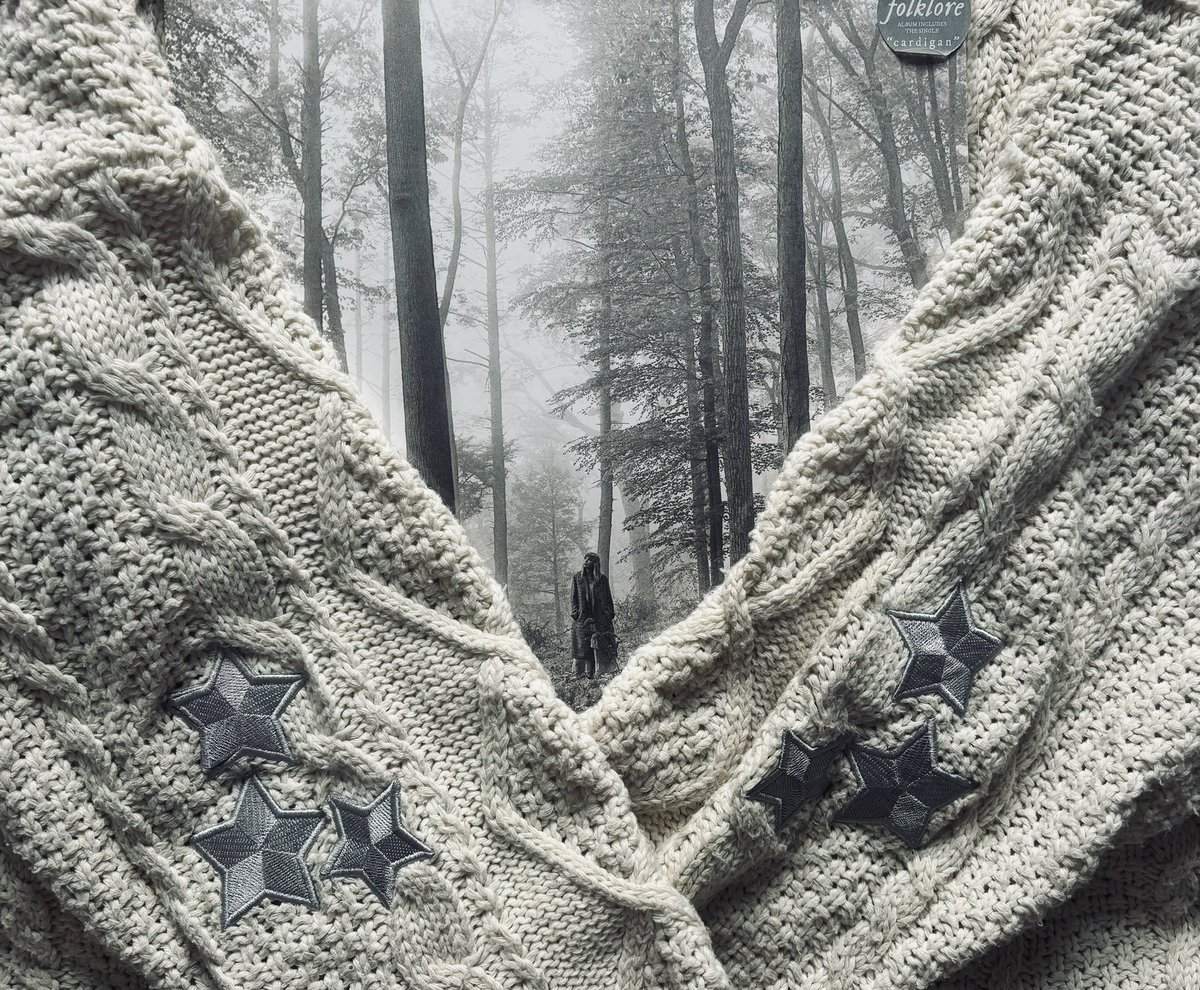 taylormoments13's tweet image. folklore felt like the biggest hug in a time so terrifying & confusing. I will never be able to thank Taylor enough for being the escape we so desperately needed.
folklore is forever 🩶🧚♀️🪩✨
#5yearsoffolklore @taylornation13